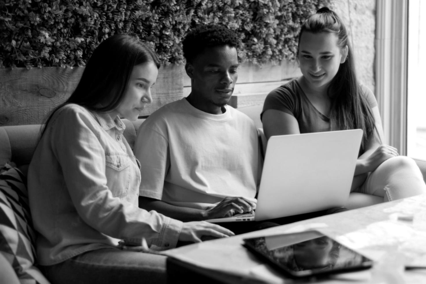 Equipo de mureliantos trabajando en análisis de mercado